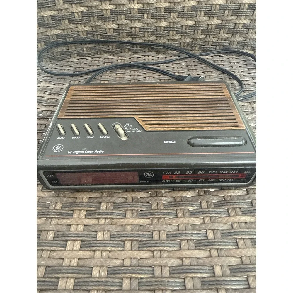 Vintage GE Digital Clock Radio Model 7-4612A Woodgrain Tested & Working